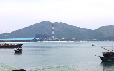 Vung Ang 1 Thermal Power Plant in Ha Tinh Economic Zone is viewed from the sea (Photo: SGGP)